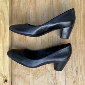 ECCO 2 1/4" Heel Elegant Black Pumps EU size 39 US 8 to 8 1/2 Excellent Conditio